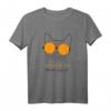 Süße Katze mit Sonnenbrille Motiv Summer and Sun Here I Come T-Shirt – Trendiges Tiermotiv für Sommer, Alltag & alle Jahreszeiten