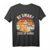 Be Smart Stay At Home - Vintage Katze Kitten Retro T-Shirt für Familien, Katzenliebhaber & Humorvolle Lockdown Erinnerungen