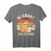Be Smart Stay At Home - Vintage Katze Kitten Retro T-Shirt für Familien, Katzenliebhaber & Humorvolle Lockdown Erinnerungen
