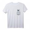 Coole Katze mit Sonnenbrille in der Brusttasche - Lustiges Katzen T-Shirt für Katzenliebhaber, perfekt als Geschenk zu Weihnachten, Jubiläum, Valentinstag oder Geburtstag