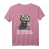 Lustiges Katzen Spruch T-Shirt mit Katzenhaaren – Perfektes Geschenk für Katzenliebhaber, Katzenmamas & Papas zu Weihnachten oder Geburtstag