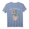 All I Need Is Coffee Shirt - Lustiges Vintage Katzen- & Kaffee-Liebhaber T-Shirt für Humorvolle Tierfreunde & Kaffeegenießer