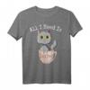 All I Need Is Coffee Shirt - Lustiges Vintage Katzen- & Kaffee-Liebhaber T-Shirt für Humorvolle Tierfreunde & Kaffeegenießer