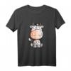 Drollige Muh Kuh T-Shirt mit Kuhglocke und Blümchen - Lustiges Comic Design für Kinder, Jugendliche & Erwachsene als Geburtstags- oder Weihnachtsgeschenk