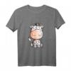 Drollige Muh Kuh T-Shirt mit Kuhglocke und Blümchen - Lustiges Comic Design für Kinder, Jugendliche & Erwachsene als Geburtstags- oder Weihnachtsgeschenk