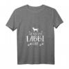 Labrador Mama T-Shirt mit lustigem Hundespruch 'Die mit dem Labbi geht' - Damen V-Ausschnitt, ideales Geschenk für Hundeliebhaberinnen