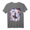 Lustiges Laseraugen Weltraumkatze auf Lama-Dinosaurier Regenbogen T-Shirt – Perfektes Geschenk für Freunde und Tierliebhaber