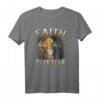 Glaube über die Angst Löwe von Juda Christliches T-Shirt - Inspirierende Kleidung für Christen, Familie & Freunde zum Geburtstag, Weihnachten & Ostern