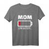Mom low Battery T-Shirt - Lustiges Geschenk für Mütter mit Batterie-Icon, ideal für Eltern und Familienmitglieder