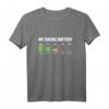 My Social Battery Low Energy Anti Social Introvert Geschenk T-Shirt – Humorvolles Outfit für Introvertierte, Egoisten & Loner zu Geburtstag, Weihnachten & Feiertagen