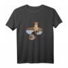 Löwen Reflexion - Alt vs. Jung - Lustiges Tier-T-Shirt mit Humor von Jens der Christ & Isa SonShine