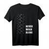 „Never Walk Alone“ Hund, Pferd und Mensch Liebe T-Shirt – Perfekt für Tierliebhaber, Reiter und Hundebesitzer