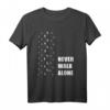 „Never Walk Alone“ Hund, Pferd und Mensch Liebe T-Shirt – Perfekt für Tierliebhaber, Reiter und Hundebesitzer