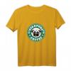 Kaffeeliebhaber T-Shirt mit Mops - Klassisch geschnitten, doppelt genähter Saum, perfekt für Kaffeefans und Hundeliebhaber