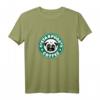 Kaffeeliebhaber T-Shirt mit Mops - Klassisch geschnitten, doppelt genähter Saum, perfekt für Kaffeefans und Hundeliebhaber