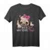 Just a Girl Who Loves Pugs - Süßes Mops T-Shirt für Hundeliebhaber, Mops Mama & Papa, Perfekt als Geschenk zu Weihnachten & Geburtstag