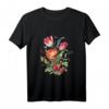 Strawberries Flowers Butterflies Tee Vintage Motten Collage T-Shirt - Natur- und Biologie-Liebhaber Geschenk im Goblincore Stil