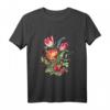 Strawberries Flowers Butterflies Tee Vintage Motten Collage T-Shirt - Natur- und Biologie-Liebhaber Geschenk im Goblincore Stil