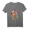Strawberries Flowers Butterflies Tee Vintage Motten Collage T-Shirt - Natur- und Biologie-Liebhaber Geschenk im Goblincore Stil