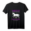 Vorsicht Vor Der Reiterin Das Pferd Ist Harmlos T-Shirt für Pferdeliebhaberinnen – Lustiges Reitsport-Motiv für Freizeit & Training