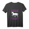 Vorsicht Vor Der Reiterin Das Pferd Ist Harmlos T-Shirt für Pferdeliebhaberinnen – Lustiges Reitsport-Motiv für Freizeit & Training