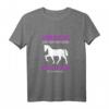 Vorsicht Vor Der Reiterin Das Pferd Ist Harmlos T-Shirt für Pferdeliebhaberinnen – Lustiges Reitsport-Motiv für Freizeit & Training