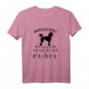 Damen T-Shirt mit lustigem Hundedesign – Unterschätze niemals eine Frau mit Pudel, perfektes Geschenk für Hundeliebhaberinnen zu Weihnachten, Geburtstag & mehr