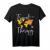 Travel Is my Therapy T-Shirt – Perfektes Outfit für Backpacker, Reiseblogger & Fernweh-Geplagte als Geschenk oder Reiseoutfit