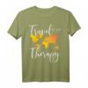 Travel Is my Therapy T-Shirt – Perfektes Outfit für Backpacker, Reiseblogger & Fernweh-Geplagte als Geschenk oder Reiseoutfit