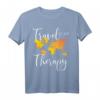 Travel Is my Therapy T-Shirt – Perfektes Outfit für Backpacker, Reiseblogger & Fernweh-Geplagte als Geschenk oder Reiseoutfit
