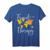 Travel Is my Therapy T-Shirt – Perfektes Outfit für Backpacker, Reiseblogger & Fernweh-Geplagte als Geschenk oder Reiseoutfit