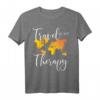 Travel Is my Therapy T-Shirt – Perfektes Outfit für Backpacker, Reiseblogger & Fernweh-Geplagte als Geschenk oder Reiseoutfit