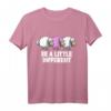 Be A Little Different. Lustiges Schafe T-Shirt für Damen & Herren – Originelles Geschenk für Landwirte, Schäfer & Tierliebhaber