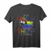 Ich bin das Regenbogen Schaf aus der Familie Schaf T-Shirt – Lustiges Tiermotiv für Tierliebhaber, Bauern & Landwirte, ideales Geschenk zu Weihnachten & Geburtstag