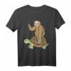 Faultier reitende Schildkröte T-Shirt – Lustig, faul und langsam – Perfektes Geschenk für Familie, Weihnachten, Halloween & Thanksgiving