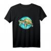 Buntes Wasserfarben T-Shirt mit Meeresschildkröte und blauem Kreis – Farbintensives Design für Naturschützer und Tierliebhaber