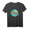 Buntes Wasserfarben T-Shirt mit Meeresschildkröte und blauem Kreis – Farbintensives Design für Naturschützer und Tierliebhaber