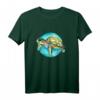 Buntes Wasserfarben T-Shirt mit Meeresschildkröte und blauem Kreis – Farbintensives Design für Naturschützer und Tierliebhaber