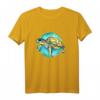 Buntes Wasserfarben T-Shirt mit Meeresschildkröte und blauem Kreis – Farbintensives Design für Naturschützer und Tierliebhaber