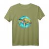 Buntes Wasserfarben T-Shirt mit Meeresschildkröte und blauem Kreis – Farbintensives Design für Naturschützer und Tierliebhaber