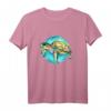 Buntes Wasserfarben T-Shirt mit Meeresschildkröte und blauem Kreis – Farbintensives Design für Naturschützer und Tierliebhaber