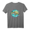 Buntes Wasserfarben T-Shirt mit Meeresschildkröte und blauem Kreis – Farbintensives Design für Naturschützer und Tierliebhaber