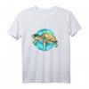 Buntes Wasserfarben T-Shirt mit Meeresschildkröte und blauem Kreis – Farbintensives Design für Naturschützer und Tierliebhaber