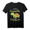 Ich Bin Die Verrückte Mit Der Schildkröte - Lustiges Humor T-Shirt für Schildkrötenliebhaberinnen, perfekt als Geschenk zu Geburtstag, Muttertag und Weihnachten