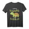 Ich Bin Die Verrückte Mit Der Schildkröte - Lustiges Humor T-Shirt für Schildkrötenliebhaberinnen, perfekt als Geschenk zu Geburtstag, Muttertag und Weihnachten
