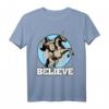 Believe Schimpanse reitet Einhorn – Fantasievolles T-Shirt mit Freundschaft, Hoffnung und positiver Botschaft