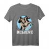 Believe Schimpanse reitet Einhorn – Fantasievolles T-Shirt mit Freundschaft, Hoffnung und positiver Botschaft