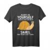 Always Be Yourself Snail Kleidung Outfit Geschenk - Lustiges Schnecken T-Shirt für Damen, Herren & Kinder als Geburtstags- oder Weihnachtsgeschenk