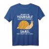 Always Be Yourself Snail Kleidung Outfit Geschenk - Lustiges Schnecken T-Shirt für Damen, Herren & Kinder als Geburtstags- oder Weihnachtsgeschenk