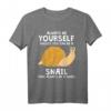 Always Be Yourself Snail Kleidung Outfit Geschenk - Lustiges Schnecken T-Shirt für Damen, Herren & Kinder als Geburtstags- oder Weihnachtsgeschenk